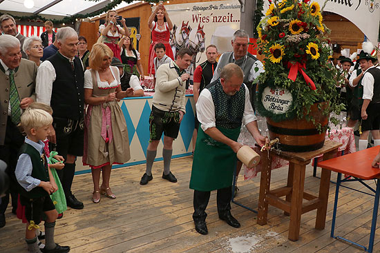 Mit 3 Schlägen: Anstich des Herbstfest Rosenheim 2018 im Flötzigerbräuzelt durch den stellv. Landrat Josef Huber (©Foto: Martin Schmitz)